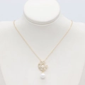 Detailansicht einer goldenen Perlenkette mit Teufelsaugen-Anhänger und feinem Besatz - Hohl Strass Anhänger (S-0150 Gold)