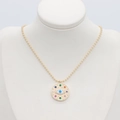 Makroansicht der goldenen Perlenkette mit Evil Eye Anhänger und bunten kleinen Steinen - Böser Blick Anhänger (S-0101)
