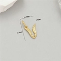 14K goldgefüllter Feder-Buchstabe V Anhänger, 11,72 mm x 23,48 mm Schmuckzubehör - Buchstabe V (H-11851)