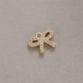 Makroansicht eines 14K vergoldeten Schleifenanhängers mit Zirkonia für DIY-Schmuckherstellung - Schleifen-Stil (H-7174)
