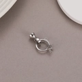 Détail d'un fermoir connecteur en métal argenté poli avec motif couronne pour création de bijoux - Style Couronne Argent (K010706)