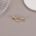 Vue macro détaillée d'un fermoir en forme de cœur doré poli pour la création de bijoux DIY - Style Cœur Poli (P3561)