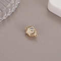 Dettaglio della chiusura magnetica in oro 14K con superficie testurizzata e zircone - Struttura Irregolare Con Pietra Singola (K010707) / Oro (K010707)