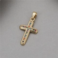Ciondolo a croce dorata con zirconi colorati su sfondo grigio dallo stile minimal - Croce Zirconia Multicolore (H-7764)