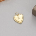 Pendentif cœur doré avec lettre F et bords texturés pour création de bijoux DIY - Lettre F (H-10517)