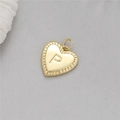 Pendentif cœur doré exquis avec lettre P en relief et bordure décorative torsadée - Lettre P (H-10527)