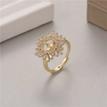 Détail de bague tournesol dorée sertie de zircons sur un anneau réglable poli - Bague Tournesol Zircone Dorée (H-9348)