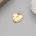 Élégant pendentif en forme de cœur plaqué or avec lettre R et reliefs radiaux - Lettre R (H-10529)