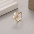 Détail d'une bague ajustable avec nacre en forme de cœur et accents de pavé de zircons - Style Cœur Doré Nacre Zirconia (H-8943 sans perle artificielle)