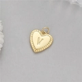 Pendentif coeur doré avec lettre V embossée et texture radiale pour la création de bijoux - Lettre V (H-10533)