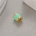 Vista macro de una cuenta de esmalte verde menta con borde dorado para joyería DIY - Verde claro