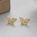Primer plano de pendientes de mariposa dorados con pavé de brillantes cristales de circón - Estilo de Mariposa con Diamantes de Imitación de Oro Completo (H-10195)