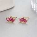 Primer plano de pendientes de corona con piedras marquesa rojo rosa y acabado dorado - Estilo Corona Marquise Rojo Rosa (H-10184 Rose Red)