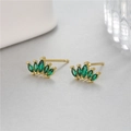 Vista macro de pendientes de corona dorados con circonitas verdes de corte marquesa - Estilo Corona Marquise Verde (H-10184 Green)