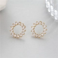 Primer plano de pendientes de aro chapados en oro con circonitas cúbicas cuadradas - Estilo de Aro de Diamantes de Imitación Cuadrados Simple (H-10171)
