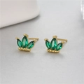 Detalle macro de pendientes de corona con piedras marquesa verdes y baño de oro - Estilo Corona Marquise Verde (H-10184 Green)