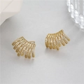 Detalle de los pendientes de abanico dorados con circonitas y engaste de garras - Estilo de Fila de Diamantes de Imitación en Forma de Abanico (H-10191)