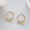 Vista macro de pendientes en C con circonitas y cuentas de colores bañados en oro - Estilo C con Cuentas de Colores (H-10186)