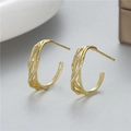 Primer plano de pendientes dorados en forma de C con textura de rama retorcida - Estilo C Textura Natural (H-9856)