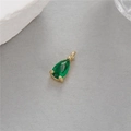 Gros plan d'un pendentif goutte plaqué or 14K avec une pierre de zircon vert - Style Larme Verte (H-9972)