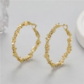 Aros dorados exagerados con textura irregular triturada y acabado metálico elegante - Estilo de Textura de Oro Irregular (H-7533)