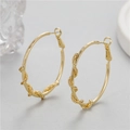 Vista detallada de aretes de aro dorados grandes con diseño de alambre entrelazado - Estilo de Aro Grande Trenzado (H-7534)