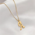 Makroaufnahme Goldanhänger Buchstabe A mit Zirkon auf seidig weißem Stoff - Buchstabe A (GX0028-A) / Gold