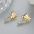 Pendientes geométricos dorados con cristales de circón y elegante diseño de borlas - Estilo de Flecos Triangular Geométrico (H-7413)