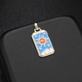Colgante de carta de tarot del sol bañado en oro 14K con esmalte azul y XIX - Patrón de Sol (H-6943)