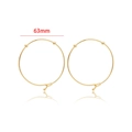 Gedetailleerd beeld van 63mm vergulde creolen met drie kralen op witte achtergrond - Kralen Decoratie Dunne Ring Stijl (XZ-69) / 14K Echt Goud (XZ-69)