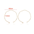 Gedetailleerde weergave van gouden golfvormige ringen van 60mm en 1,5mm dikte - Golvende Grote Ronde Ring Stijl (XZ-76) / 14K Echt Goud (XZ-76)