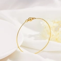 Minimalistische 14k vergulde armband met een magnetische sluiting op witte zijden stof - Glad Oppervlak Magneetsluiting Stijl (XZ-142) / 14K Goud (XZ-142)