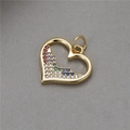 Dettaglio macro del ciondolo a cuore dorato con micro-intarsio di zirconi colorati su grigio - Cuore Cavo Zirconia Multicolore (H-7756)