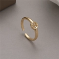 Anello aperto regolabile placcato in oro 14K con centrotavola floreale circolare cavo - Stile Circolare Traforato (H-6094)
