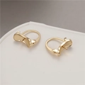 Detalle macro de bases de pendientes en U doradas para monturas de perlas DIY - Huggie Base de Perla Simple (Oro 14K H-7393)