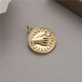 Détail macro d'un pendentif pièce dorée avec une main tenant une pierre de zircon - Style Pièce Main Tenant Bijou (H-8051)