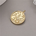Pendentif médaillon rond doré avec scène de camping en relief, tente et lune - Style Pièce Motif Camping (H-8050)