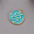 Macro d'un pendentif serpent doré avec émail vert et pierres de zircone cubique brillant - Bleu lac