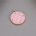 Détail macro du pendentif serpent doré avec émail rose et accents de micro-zircon - Rose