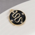 Détail du pendentif rond doré avec motif serpent en émail noir et accents de zirconiums - Noir