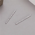 Vue macro de perles cylindriques argentées texturées pour la création de bijoux - Style Facetté Argent