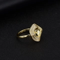 Goldener fächerförmiger Ring mit Zirkonia-Besatz und abstraktem Maskenrelief auf Schwarz - Fächerförmige Relief-Ringfassung (D773) / 14K-Gold