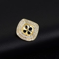 Goldene quadratische Fassung mit doppelter Zirkonia-Reihe und floralem Zentrum - Quadratische Zweireihige Zirkonia Anhängerfassung (D774) / 14K-Gold