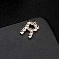 Colgante con letra R dorada y cristales de circonita sobre fondo de cuero negro elegante - Letra R Oro 14K (H-6592)