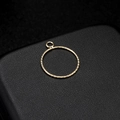 Elegante gouden ronde hanger met gedraaide textuur voor minimalistisch sieradenontwerp - Kleine Ronde Getextureerde Hanger (H-2492 Klein) / Klein 21mm