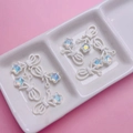 Detail van witte strik- en sterbedeltjes met aurora AB-zirkon voor DIY-sieraden maken - Wit