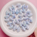 Pastelblauwe iriserende strik kralen van hars in een kom voor doe-het-zelf sieraden maken - Strikstijl (L55-Gelaagde Strik) / Lichtblauw