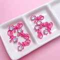 Detail eines rosa Schleifenanhängers mit Stern für DIY-Schmuck und Handyketten-Zubehör - Rosenrot