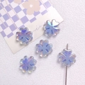 Detalle macro de cuentas de trébol de cuatro hojas irisadas azul-púrpura para joyería DIY - Azul