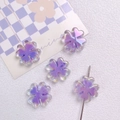 Vista macro de cuentas de trébol violeta con acabado UV e iridiscente para manualidades - Púrpura